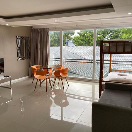Chequers Suites Subic Bay Олонгапо Екстериор снимка