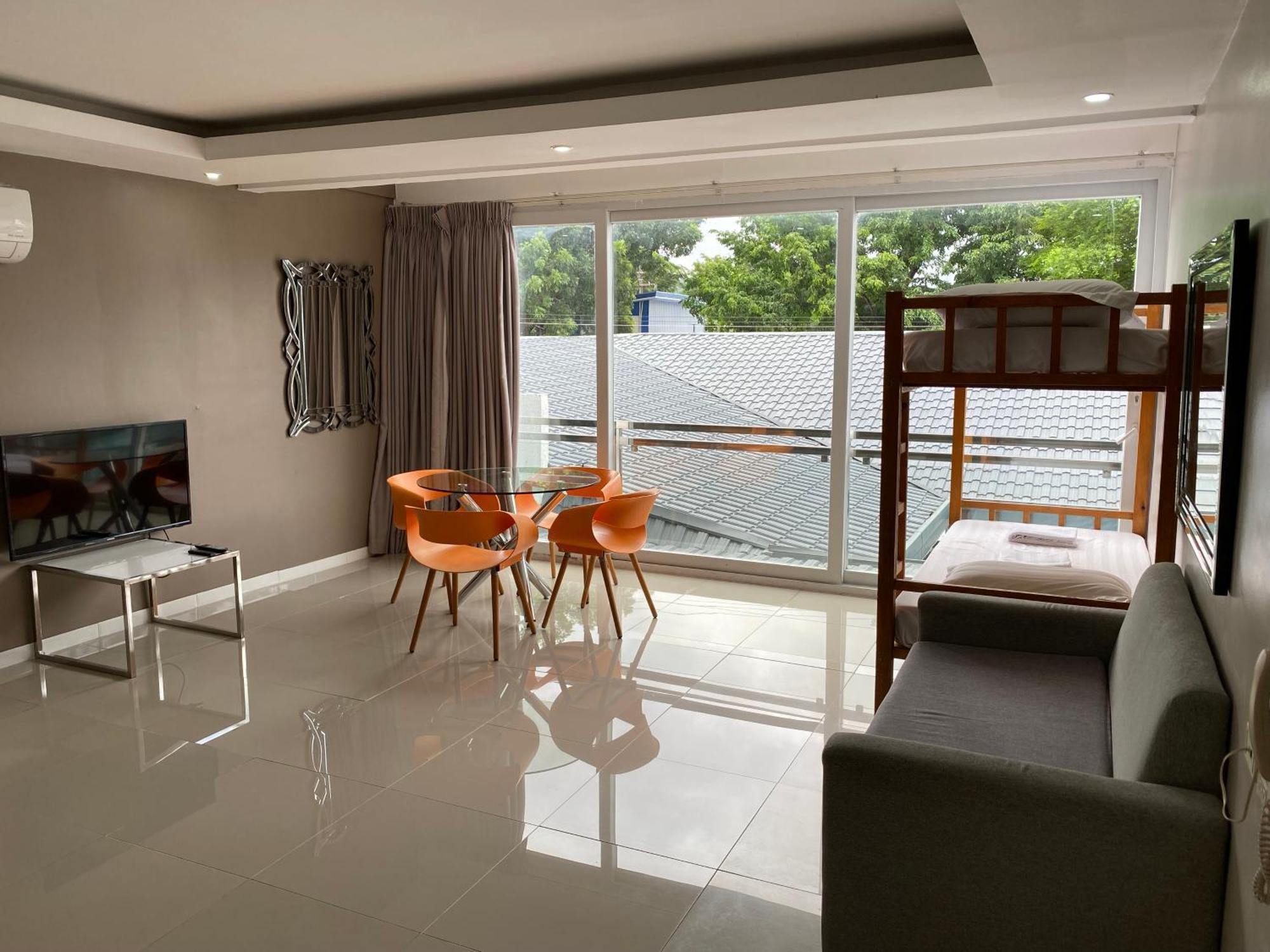 Chequers Suites Subic Bay Олонгапо Екстериор снимка