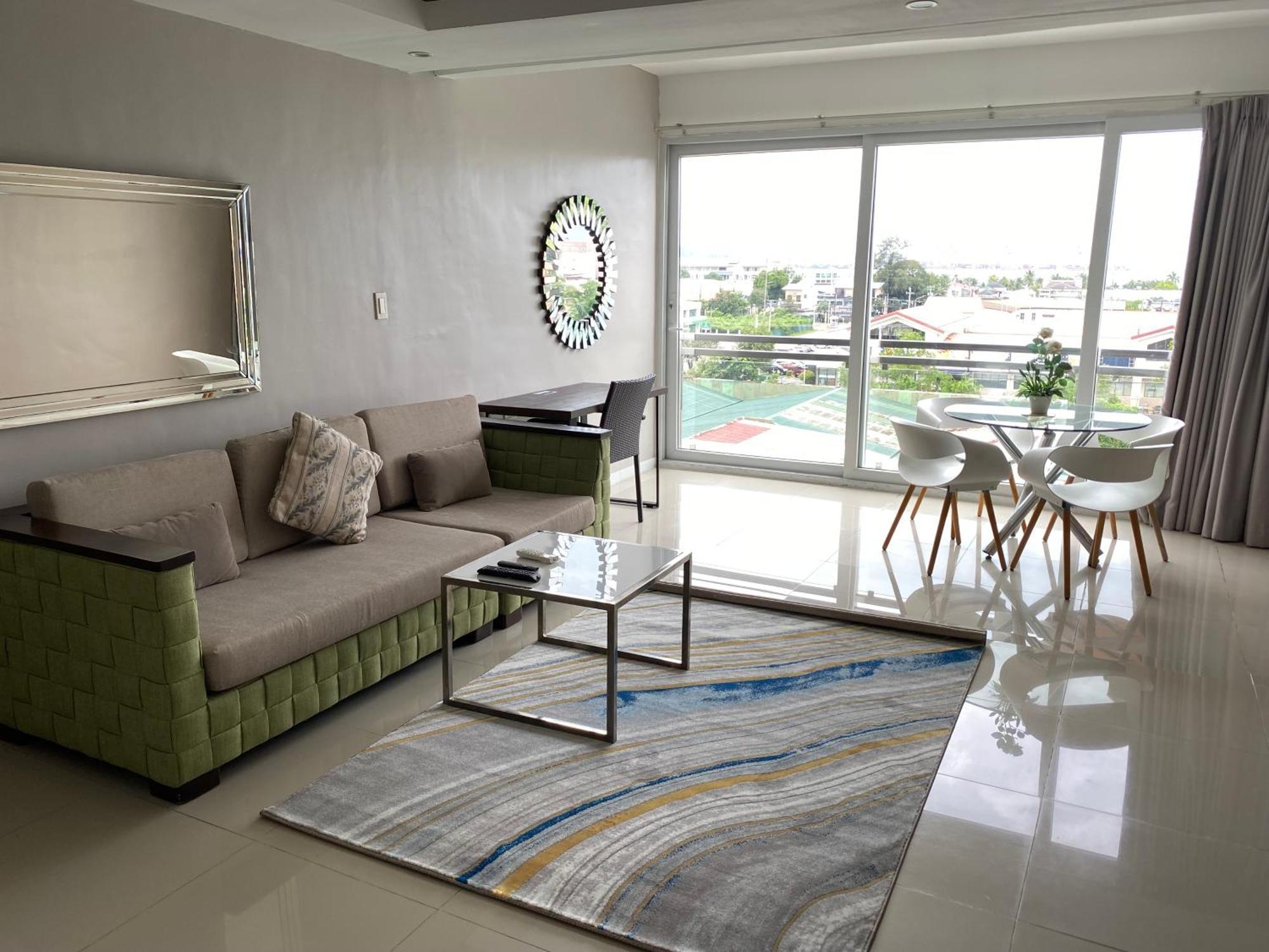 Chequers Suites Subic Bay Олонгапо Екстериор снимка